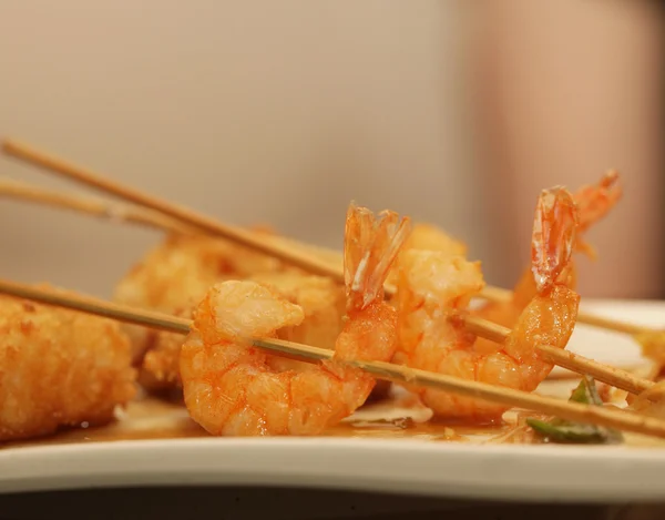 Gegrilde garnalen met rijst op witte plaat — Stockfoto