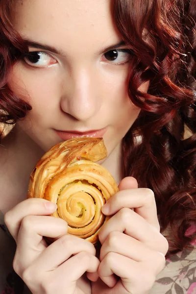 Belle jeune femme avec un gâteau — Photo