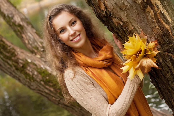 青年微笑着女人在秋天公园 — 图库照片