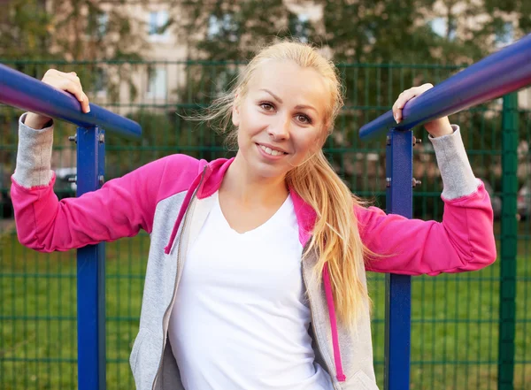 Ung sportig kvinna utomhus — Stockfoto