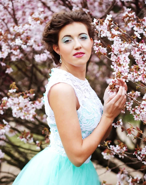 Krásná mladá žena v jarní zahrada — Stock fotografie