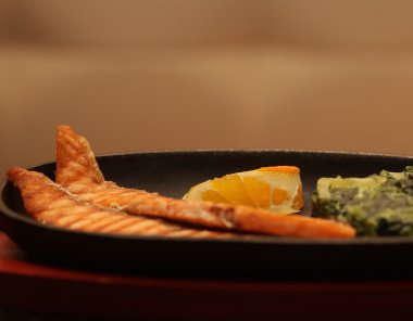 Ispanaklı somon bifteği.