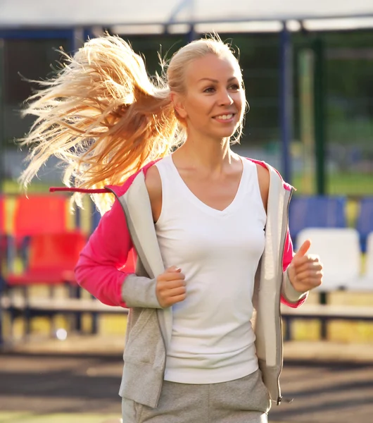 Joven mujer deportiva al aire libre — Foto de Stock