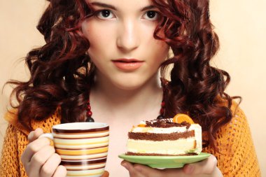 Kahve içen güzel kadın.