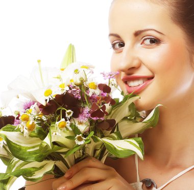Çiçekleri olan güzel genç bir kadın.