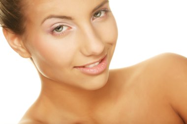 sağlıklı bir cilt genç gülümseyen kadın