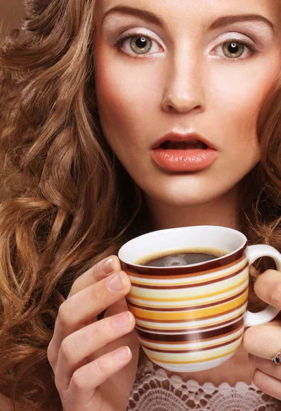 Beautiful woman drinking coffee — Stock Photo, Image