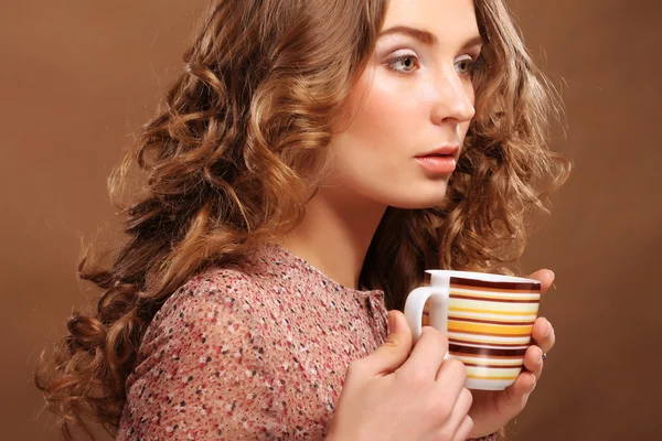 Belle femme buvant du café — Photo