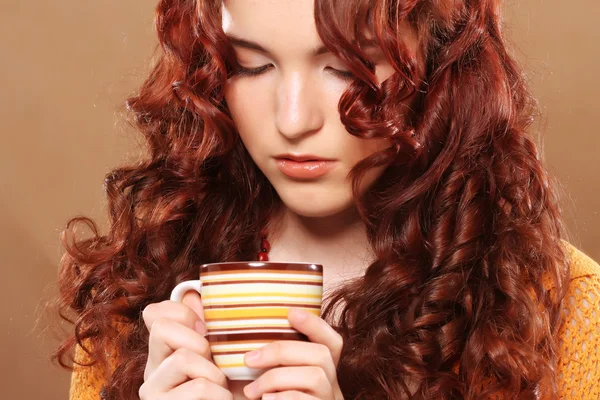 Schöne Frau trinkt Kaffee — Stockfoto