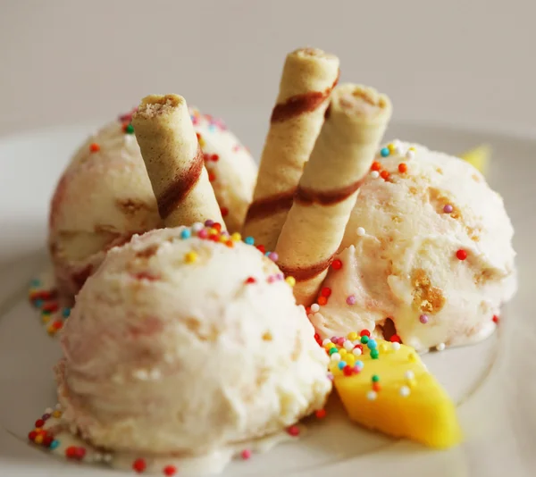 Mansikka jäätelöä — kuvapankkivalokuva