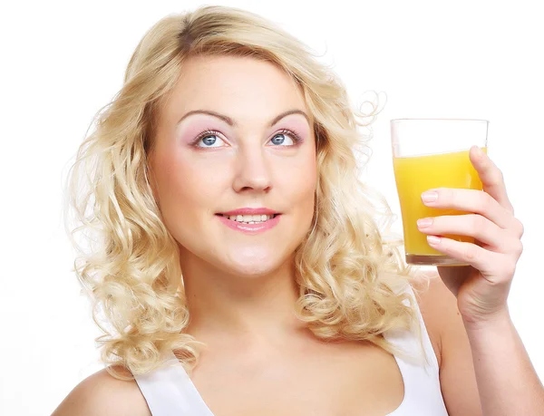 Glückliche Frau trinkt Orangensaft. — Stockfoto