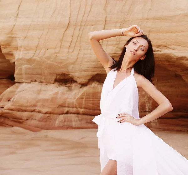 Woman in the desert — Stock Photo, Image