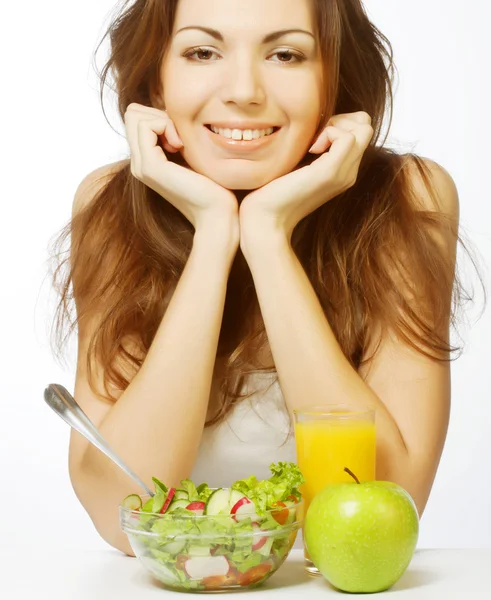 Mujer joven tiene ensalada de desayuno — Foto de Stock