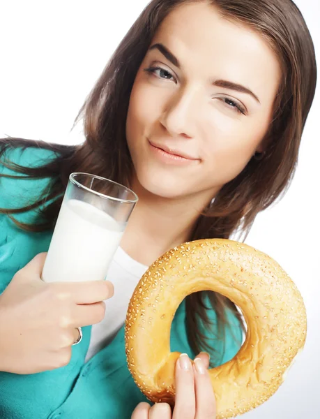 Mujer con leche y rosquilla — Foto de Stock