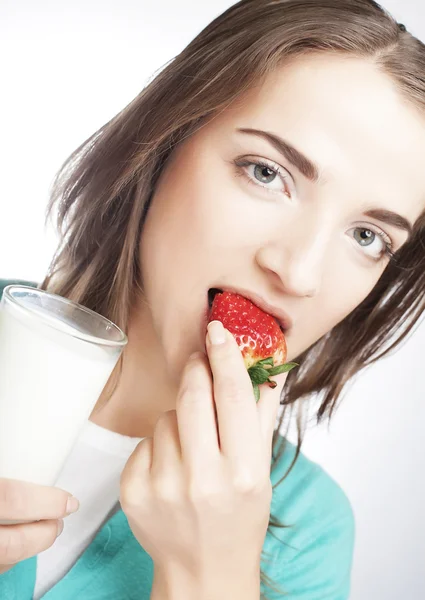 Frau mit Milch und Erdbeere — Stockfoto