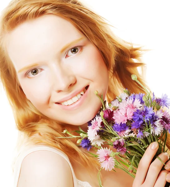 Молодая красивая женщина с цветами — стоковое фото