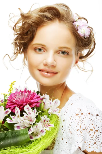 Mujer joven con flores de ramo —  Fotos de Stock