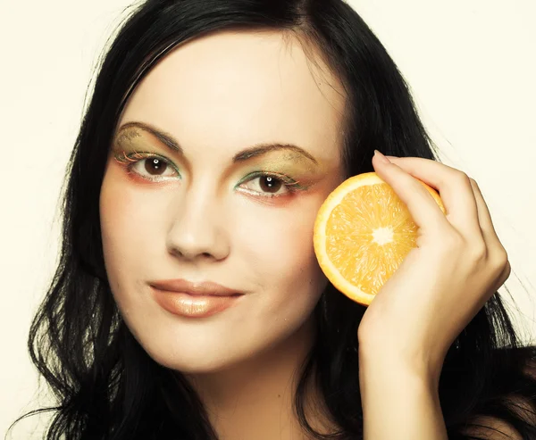 Rosto de mulheres com laranja suculenta — Fotografia de Stock