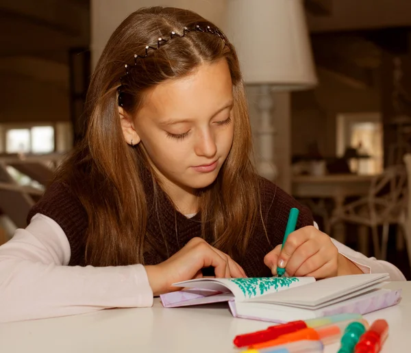 Petite fille peinture à la maison — Photo