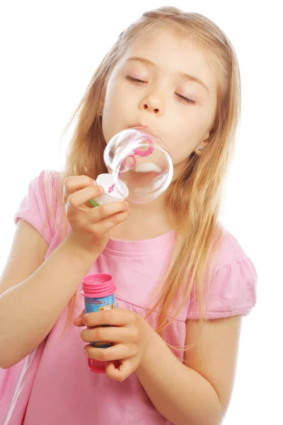 Lustige schöne kleine Mädchen weht Seifenblasen — Stockfoto