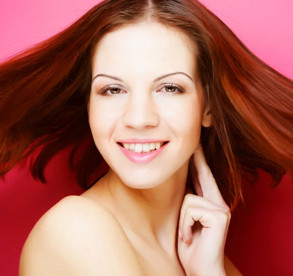 Schöne junge lächelnde Frau mit sauberer Haut — Stockfoto