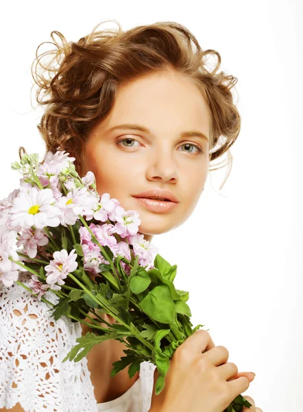 Çiçekleri olan güzel genç bir kadın. — Stok fotoğraf