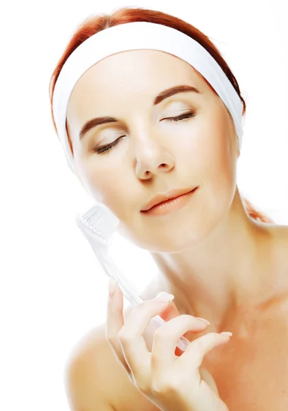 Ragazza pulizia viso con spazzola peeling — Foto Stock