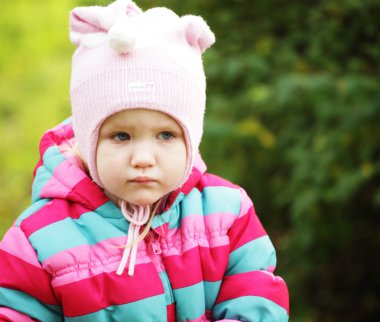 Sonbahar parkındaki çocuk.