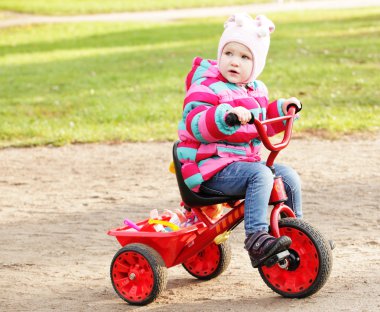 Bisikletli küçük kız