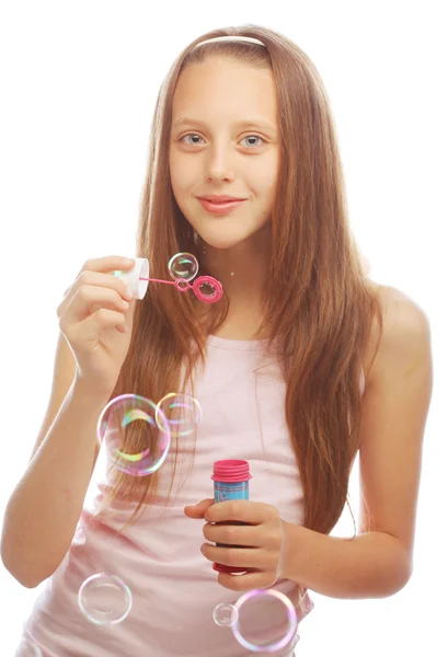 Engraçado linda menina soprando bolhas de sabão — Fotografia de Stock