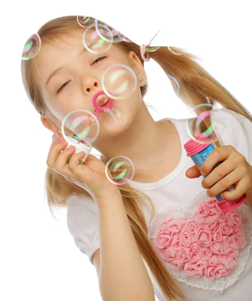 Lustige schöne kleine Mädchen weht Seifenblasen — Stockfoto