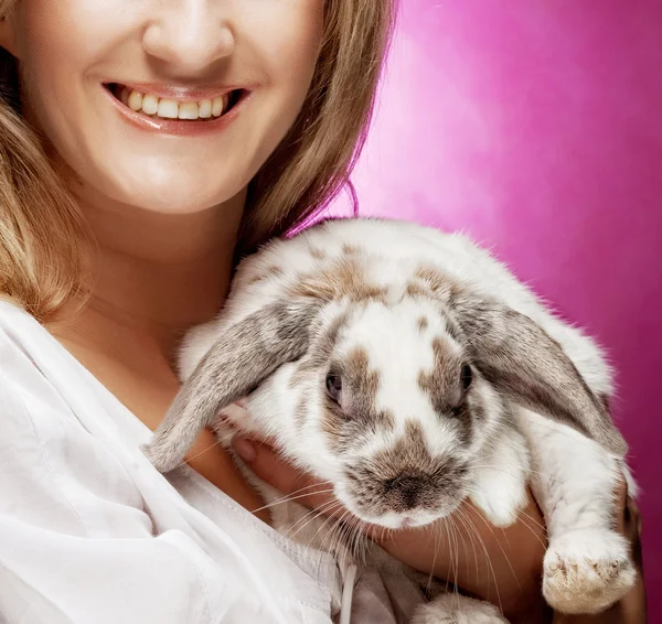 Retrato menina segurando coelho na mão — Fotografia de Stock