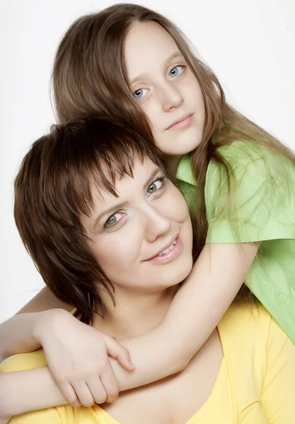 Hija abrazando madre —  Fotos de Stock