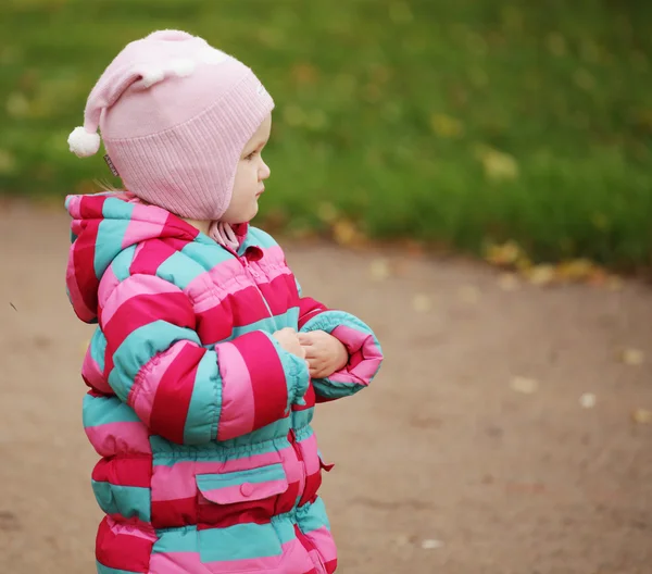 Enfant heureux dans le parc d'automne — Photo