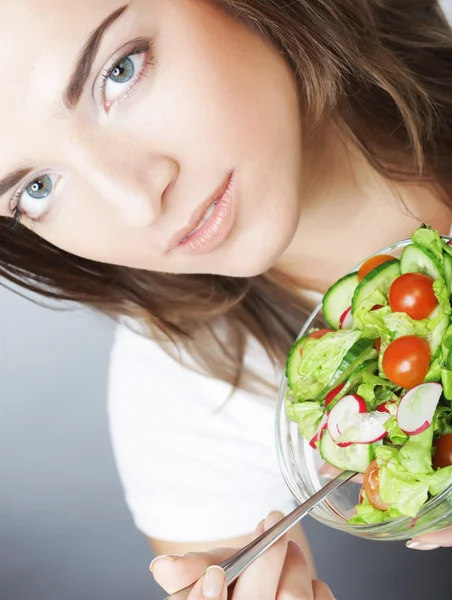 Mädchen mit Salat auf weißem Hintergrund — Stockfoto
