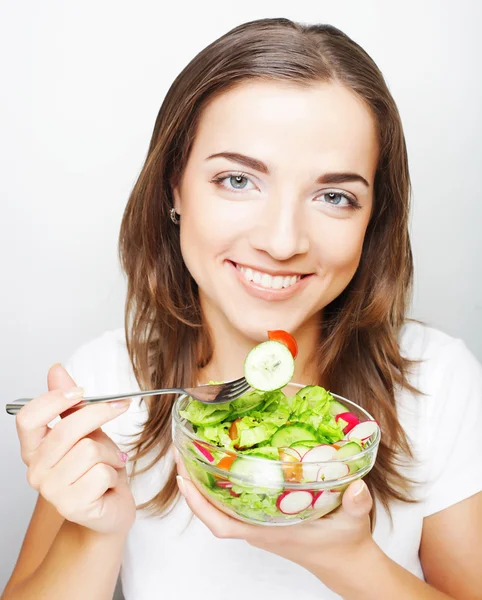 Mädchen mit Salat auf weißem Hintergrund — Stockfoto