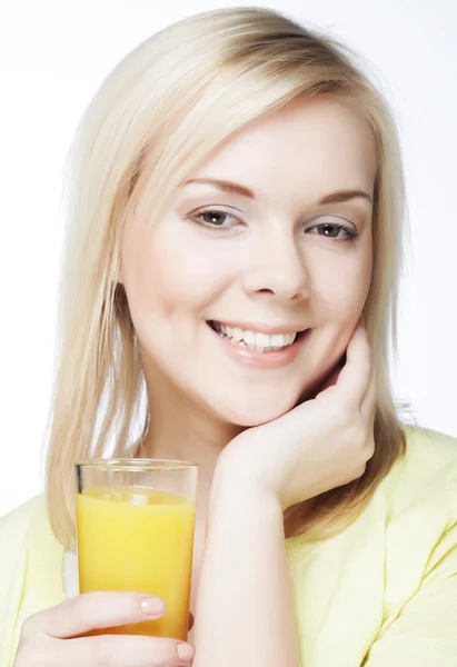 Femme avec du jus d'orange sur fond blanc — Photo