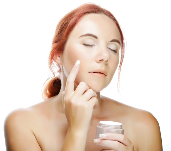 Mujer aplicando crema en su cara — Foto de Stock
