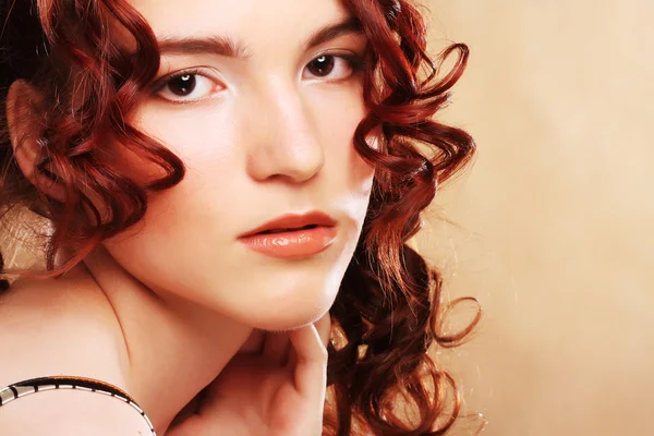 Mladá žena s kudrnatými vlasy — Stock fotografie