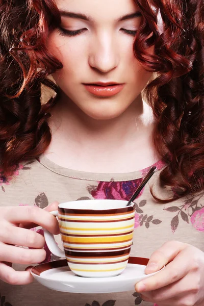 Belle femme buvant du café — Photo