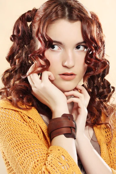 Jeune femme aux cheveux bouclés — Photo