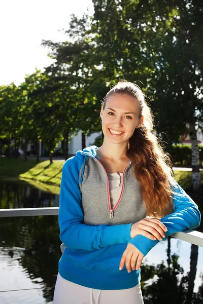 Mujer deportiva al aire libre . — Foto de Stock