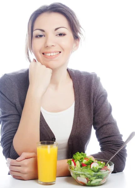 Mujer tiene ensalada de desayuno de verduras frescas — Foto de Stock