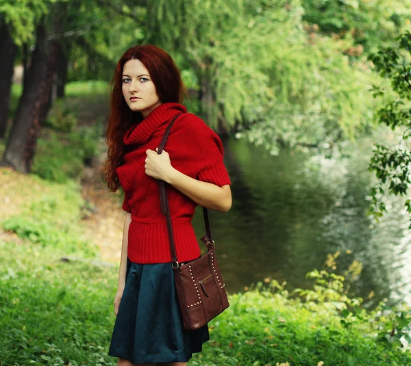 Fashion happy woman in autumn season — Stock Photo, Image