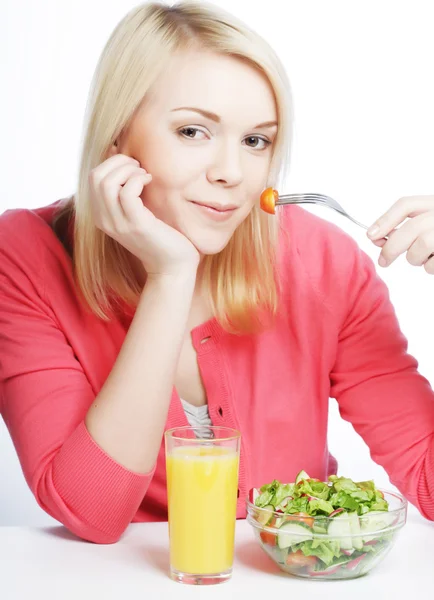 Menina comer comida saudável — Fotografia de Stock