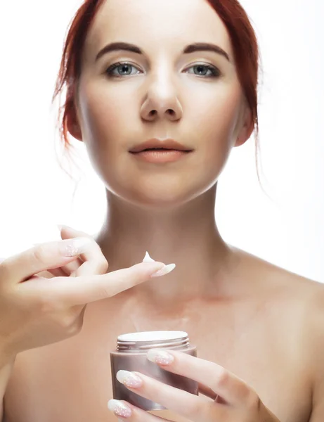 Жінка наносить крем на обличчя — стокове фото