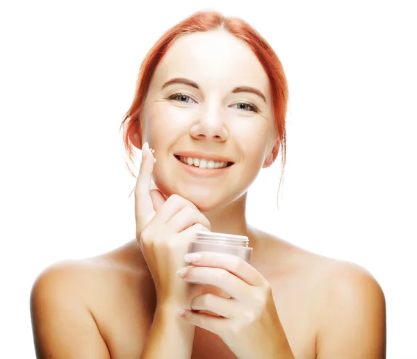 Mujer aplicando crema en su cara —  Fotos de Stock
