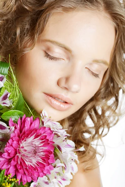 Mujer joven con flores de ramo —  Fotos de Stock