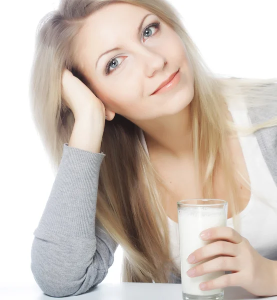 Mujer joven sosteniendo un vaso de leche fresca —  Fotos de Stock