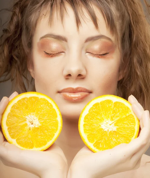 Visage de femme avec orange juteuse — Photo